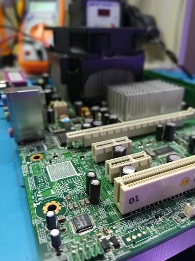 Tarjeta madre de computadora en banco de trabajo