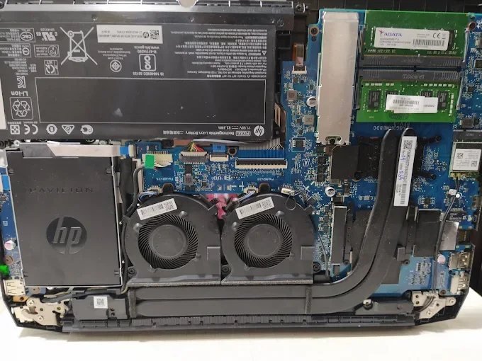 Interior de laptop HP con sistema de enfriamiento y memoria RAM