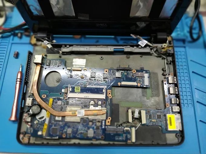 Laptop abierta durante mantenimiento de hardware