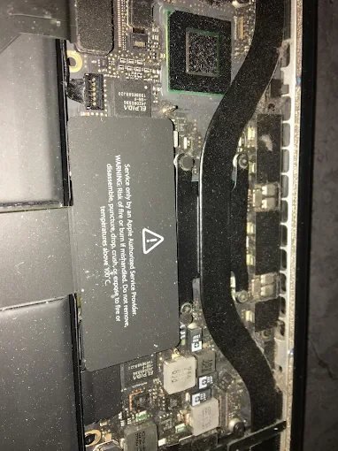 Detalle de componentes y disipación térmica en laptop